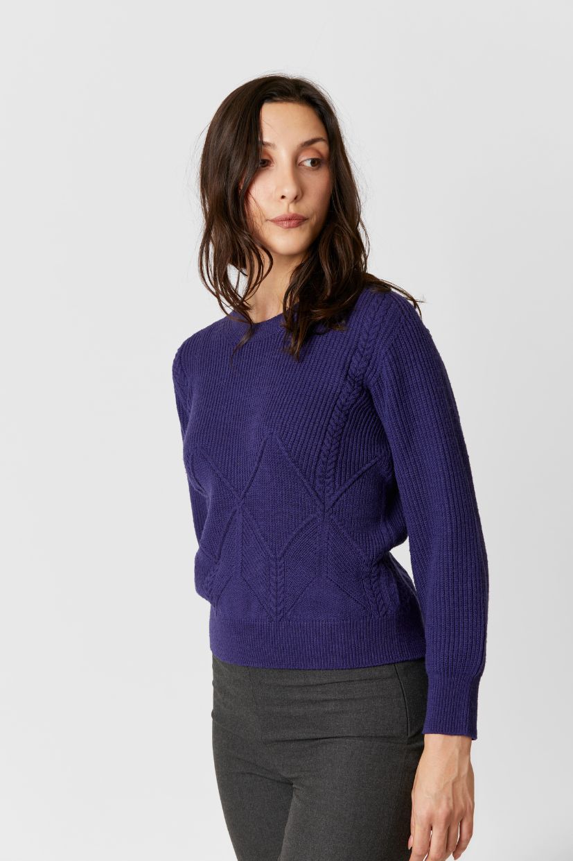 Pull femme laine mérinos bleu marine à col rond jeu de points à losanges et côtes perlées avec torsades