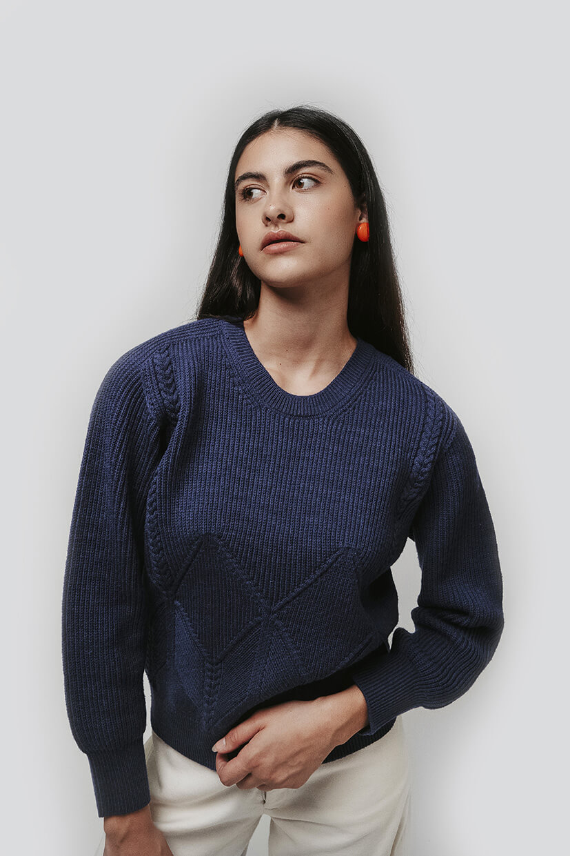 Pull femme laine mérinos bleu marine à col rond jeu de points à losanges et côtes perlées avec torsades