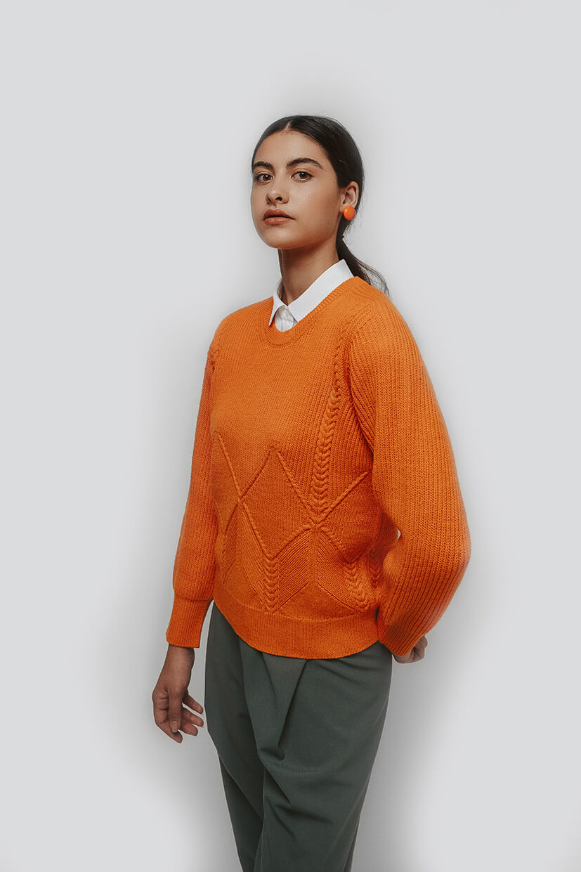 Pull femme laine mérinos orange à col rond jeu de points à losanges et côtes perlées avec torsades