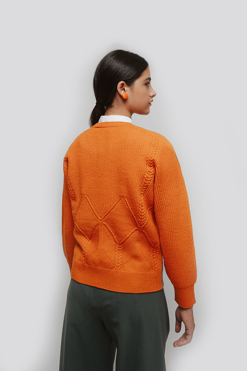 pull orange en laine vu de dos