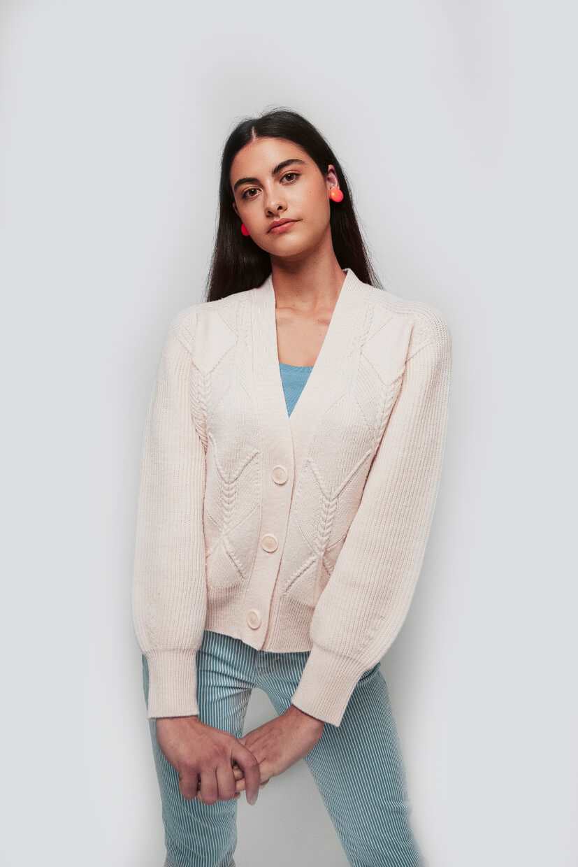Veste femme laine écrue 100% mérinos 3 boutons jeu de points à losanges et côtes perlées avec torsades - porté avec jean