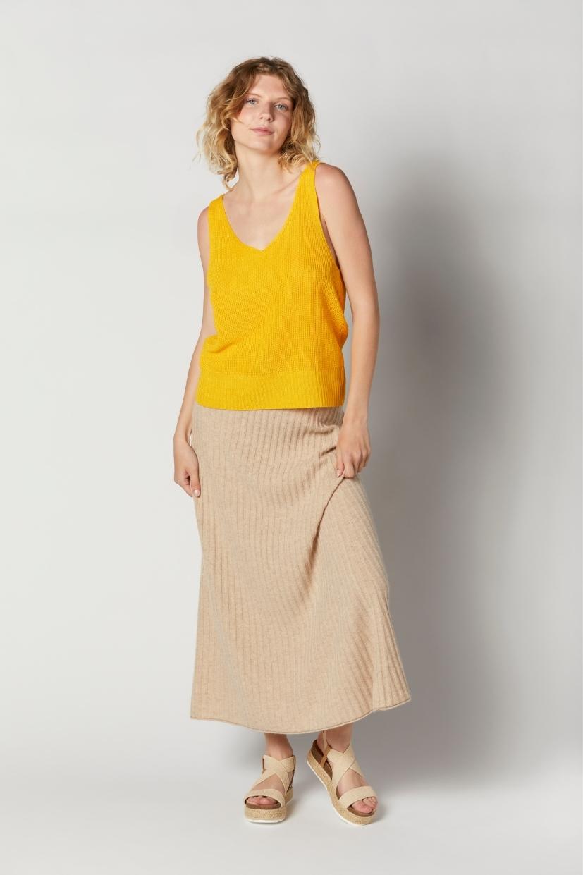 debardeur-en-lin-made-in-France-jaune-soleil-femme-Master-of-Linen-col-V-cotes-perlees