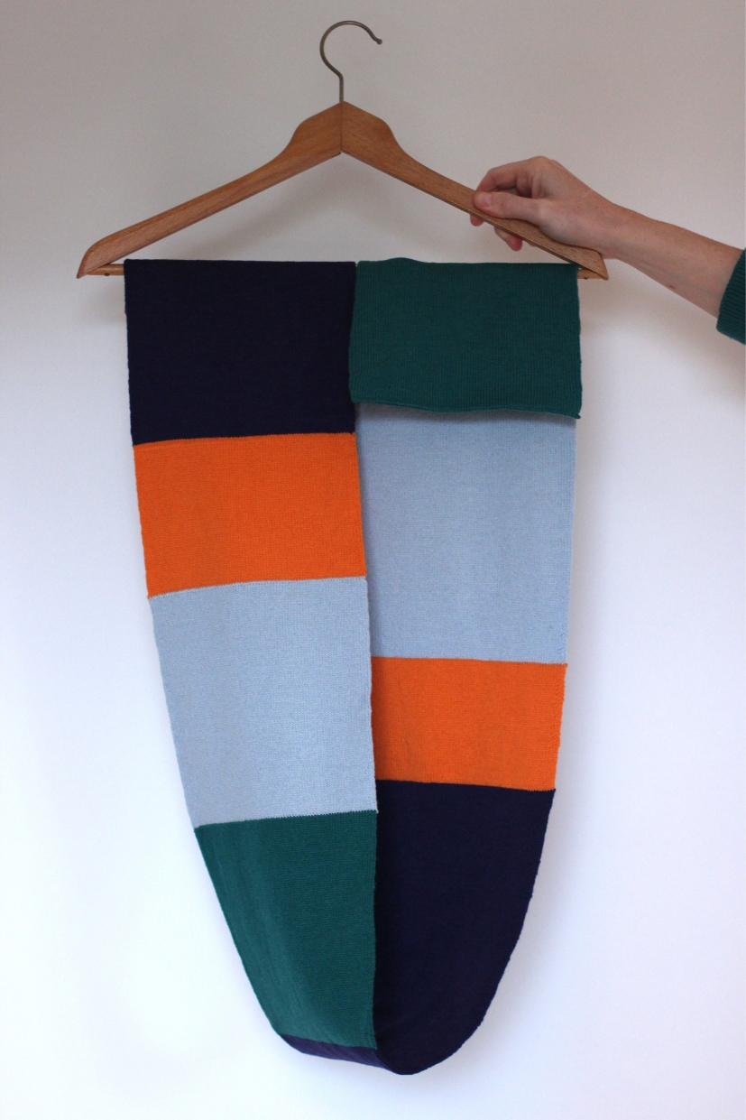 écharpe rayée 100% mérinos d'Arles tricotée à Nice à la demande en jersey double coloris bleu orange vert
