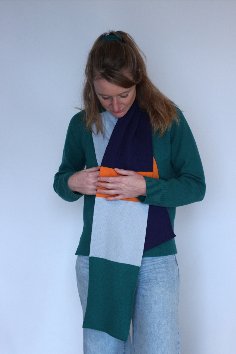 écharpe rayée 100% mérinos d'Arles tricotée à Nice à la demande en jersey double coloris bleu orange vert