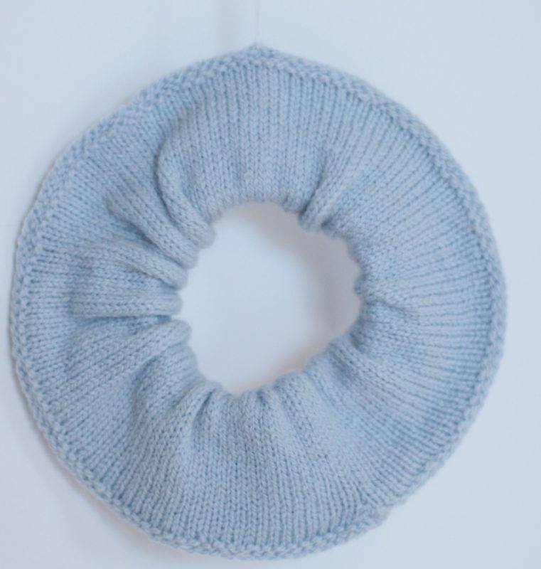 chouchou bleu ciel coloris givre 100% laine mérinos d'Arles tricotée en jersey en France à Nice à la demande