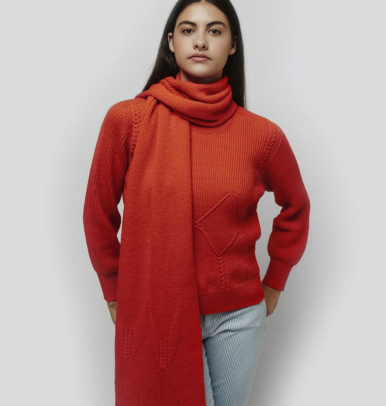 Femme portant une écharpe et un pull assorti en laine rouge 100% mérinos