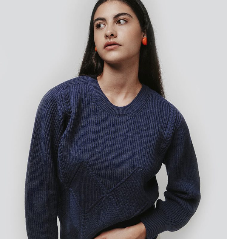 Pull femme laine mérinos bleu marine à col rond jeu de points à losanges et côtes perlées avec torsades