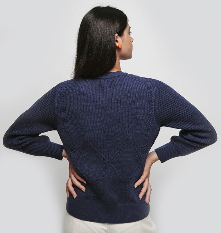 pull pour femme en laine bleu marine côté dos
