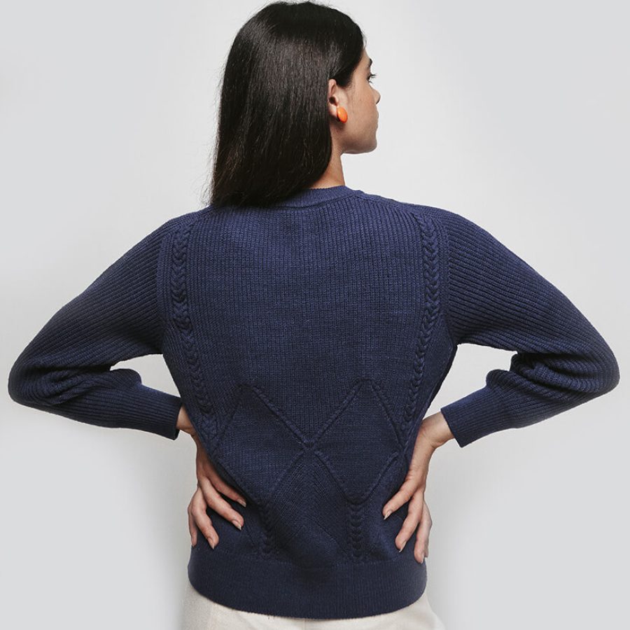 pull pour femme en laine bleu marine côté dos