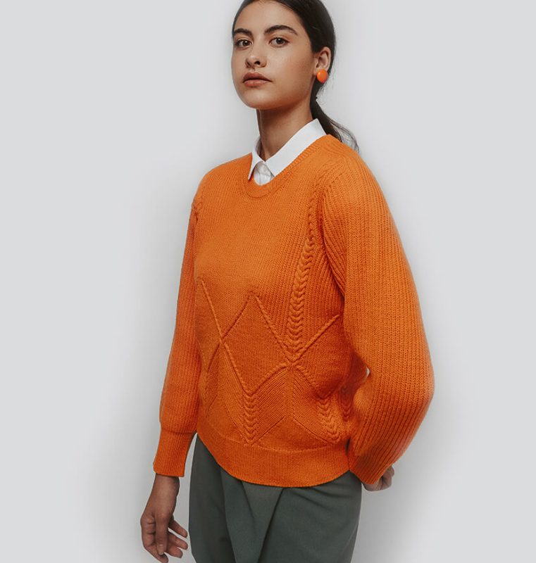 Pull femme laine mérinos orange à col rond jeu de points à losanges et côtes perlées avec torsades
