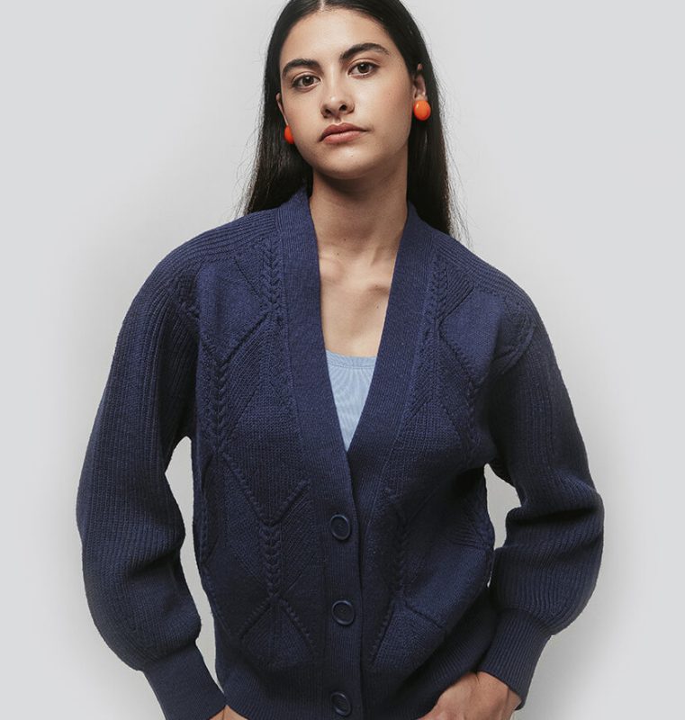 Veste femme laine bleu marine 100% mérinos 3 boutons jeu de points à losanges et côtes perlées avec torsades