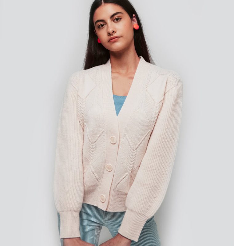 Veste femme laine écrue 100% mérinos 3 boutons jeu de points à losanges et côtes perlées avec torsades - porté avec jean